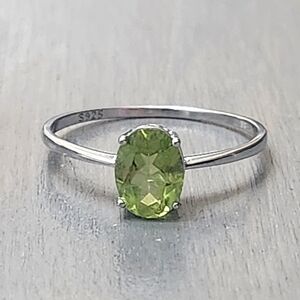 1.25 ct Peridot Sterling Silver Oval Solitaire Ring size 9 NEW